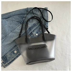 Détail du sac cabas en PVC noir translucide avec logo MEIXIAOMEI et poignées