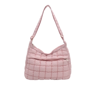 Borsa a tracolla trapuntata rosa stile dumpling con tracolla regolabile