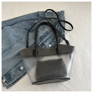 Détail du sac cabas translucide dépoli avec bordure noire et pochette intérieure
