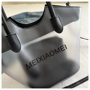Gros plan du sac fourre-tout en PVC givré avec lettrage MEIXIAOMEI et pochette interne