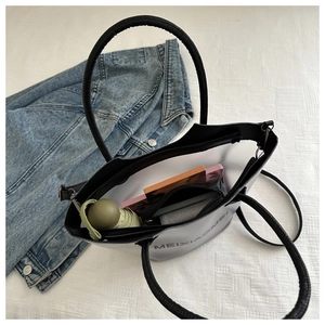 Vue de dessus du sac seau transparent avec poignées noires montrant la capacité interne