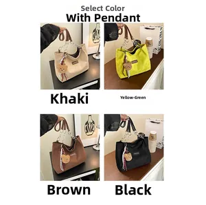 Détails des sacs hobo en velours côtelé en quatre couleurs avec breloque ours et chaîne