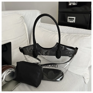 Détail du sac seau en PVC transparent avec bordure en cuir noir et pochette interne