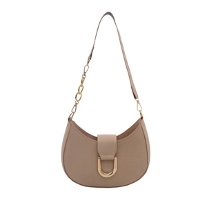 Borsa hobo beige minimalista con fibbia a U dorata e tracolla a catena metallica alla moda