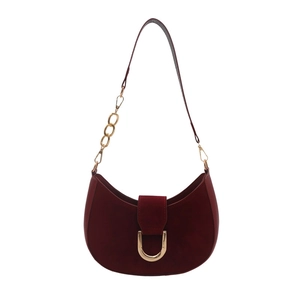 Borsa a spalla a mezzaluna rosso scuro con fibbia dorata e tracolla su sfondo bianco