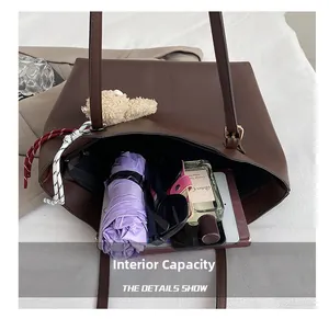 Vue détaillée de l'intérieur d'un grand sac fourre-tout marron avec ses accessoires