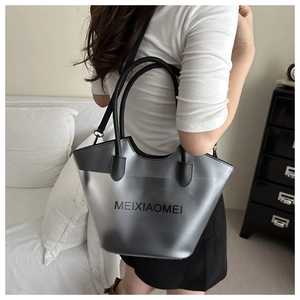 Détail d'un grand sac cabas en PVC gris fumé avec inscription MEIXIAOMEI noire