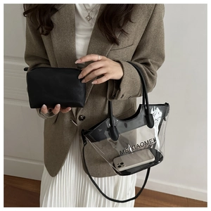 Sac fourre-tout transparent en PVC avec bordure noire et pochette interne sur mannequin