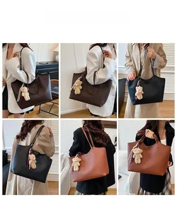 Détails de grands sacs fourre-tout avec pendentifs ours en peluche et sangles rayées