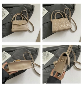 Vue détaillée du sac beige montrant les textures, la poignée et le fermoir métallique