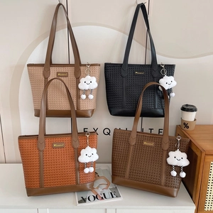 Sacs cabas à carreaux en quatre couleurs avec charm nuage en peluche et anses en cuir