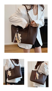 Détail du grand sac cabas marron foncé avec pendentif ours en peluche et texte blanc