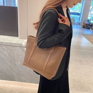Sac cabas tissé marron avec bordure en cuir et pendentif peluche pour style de bureau