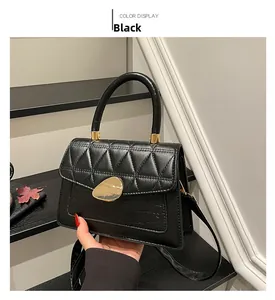 Détail du sac à bandoulière noir avec matelassage triangle et texture crocodile
