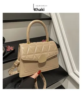 Détail du sac à bandoulière kaki avec motif crocodile et boucle en métal doré