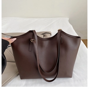 Détails du sac cabas en cuir mat marron foncé avec boucles dorées et doubles bandoulières