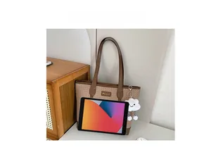 Détail du sac cabas vintage à carreaux avec tablette pour taille et pendentif peluche