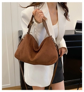 Details der braunen Wildledertasche mit weicher Textur und verstellbarem Lederriemen