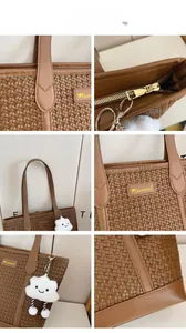 Détails du sac cabas tressé marron avec anses en cuir et breloque nuage en peluche