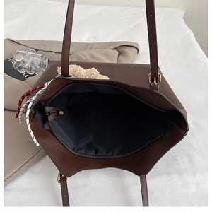 Vue de dessus de l'intérieur du cabas marron foncé avec fermeture éclair et breloque