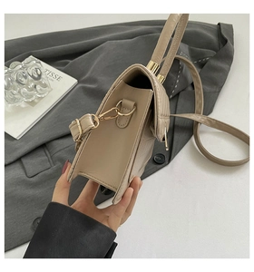 Détail du sac à main matelassé beige avec fermoirs dorés et profil latéral élégant
