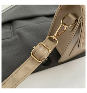 Détail de la bandoulière réglable avec mousqueton doré brillant et boucle en D