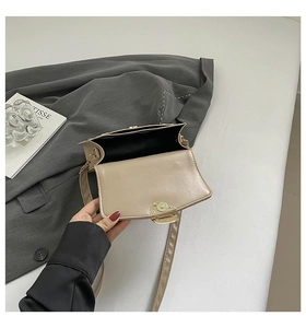 Détail du sac bandoulière en cuir PU champagne avec fermoir magnétique et doublure intérieure noire