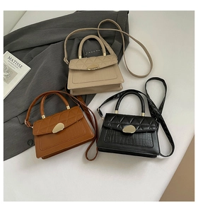 Vue détaillée de trois sacs bandoulière gaufrés crocodile en beige brun et noir