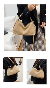 Detailansicht der khakifarbenen Wildleder-Hobo-Tasche mit verstellbarem Schultergurt