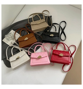 Détails de six mini sacs colorés avec texture matelassée, motif croco et fermoirs dorés