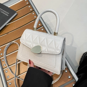 Sac à bandoulière blanc rétro avec matelassage triangulaire et texture crocodile