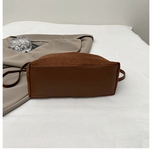 Detailansicht der minimalistischen braunen Wildledertasche mit stabiler Struktur