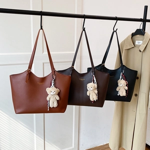 Sac Tote En Cuir PU Grande Capacité Pour Femmes Sac À Main Épaule Chic Minimaliste Avec Pendentif Ours En Peluche Travail