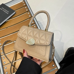Sac bandoulière beige vintage avec rabat matelassé, motif crocodile et boucle dorée
