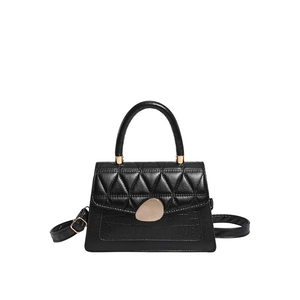 Sac bandoulière noir chic avec rabat matelassé, texture croco et fermoir doré