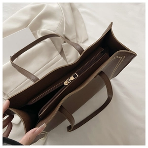 Vue détaillée de l'intérieur du grand sac cabas avec coutures contrastées
