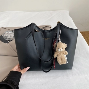 Grand sac cabas noir mat en cuir avec pendentif ours pour un look quotidien chic