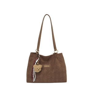 Sac cabas marron foncé matelassé en toile avec fini suédé et pendentif d'ours en peluche