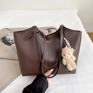 Sac cabas élégant en cuir marron foncé de grande capacité avec pendentif ours chic