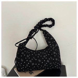 Détail du sac fourre-tout en velours noir à motifs nœuds avec anse plissée