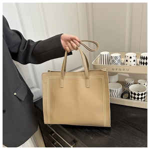 Vue détaillée du grand sac cabas abricot avec texture grainée et surpiqûres contrastées