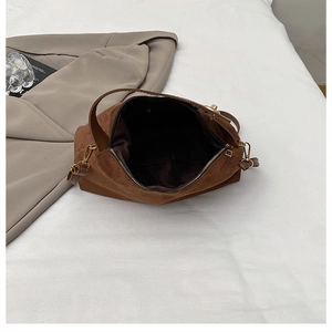 Innenansicht der braunen Wildledertasche mit großem Fach und Reißverschluss