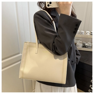 Détail du sac cabas crème avec cuir grainé, lettrage doré vintage et surpiqûres décoratives