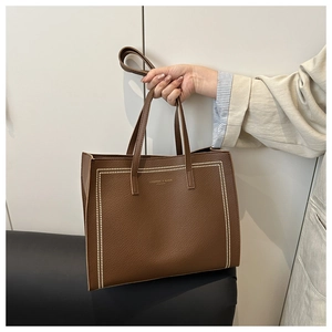 Détail du grand sac cabas marron foncé avec texture cuir et texte Fashion & Bags