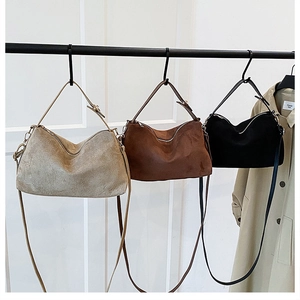 Detailvergleich der beigen, braunen und schwarzen minimalistischen Wildleder-Umhängetaschen