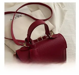 Nahaufnahme der roten Kelly-Tasche mit Litschistruktur und goldenem Schloss