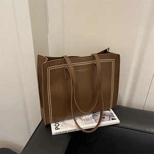 Sac cabas en cuir marron avec surpiqûres blanches et lettrage doré élégant