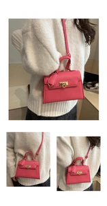 Details der pinkfarbenen Tasche mit Litschi-Lederstruktur und goldenem Drehverschluss