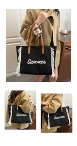 Détail du grand sac cabas en toile noire avec broderie Summer et bords à franges