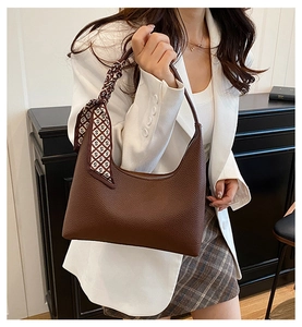 Detailansicht der tiefbraunen Litschi-Leder-Achseltasche mit bedrucktem Seidenschal-Griff